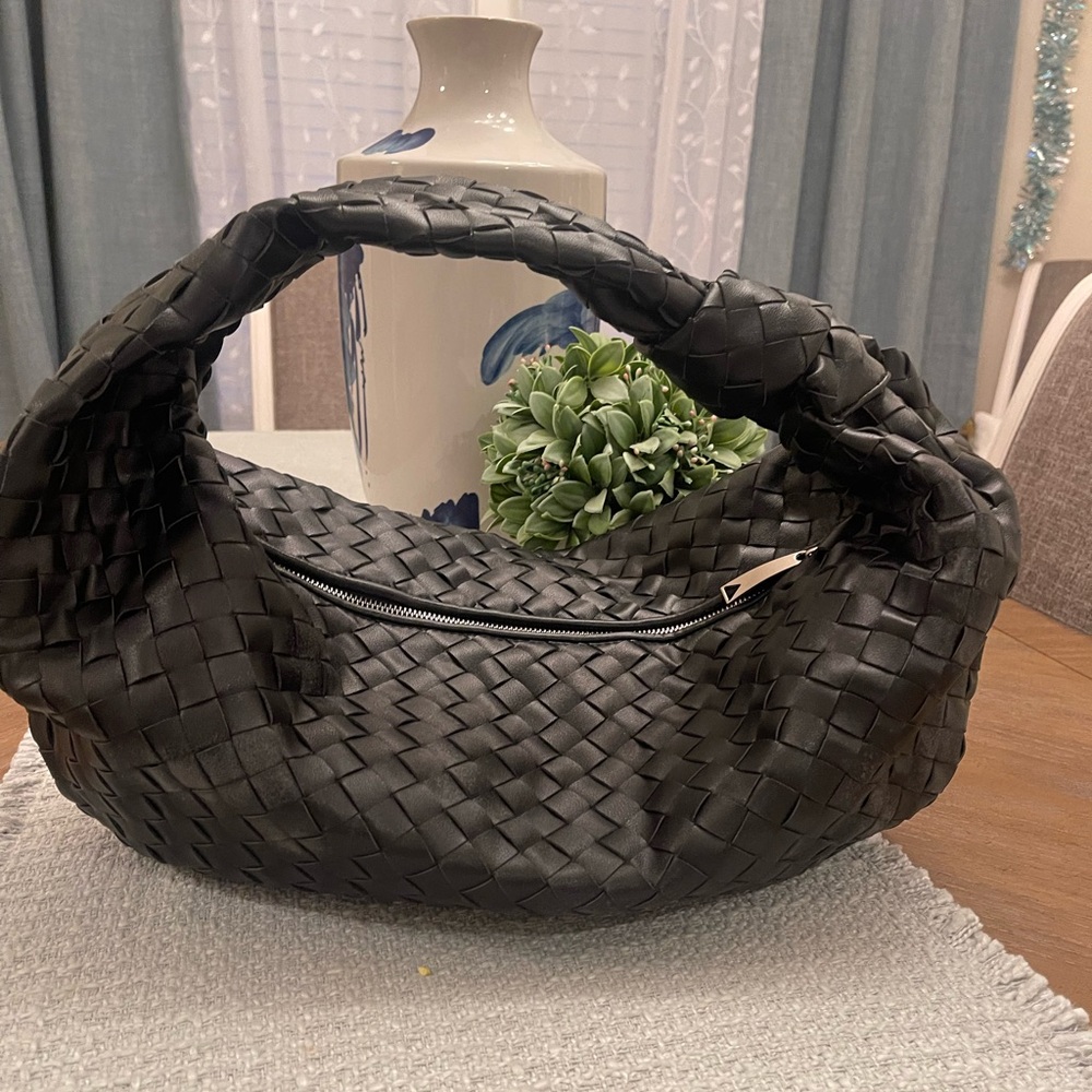 💚💚 Gorgeous designer inspired knotted intrecciato leather shoulder bag💚💚